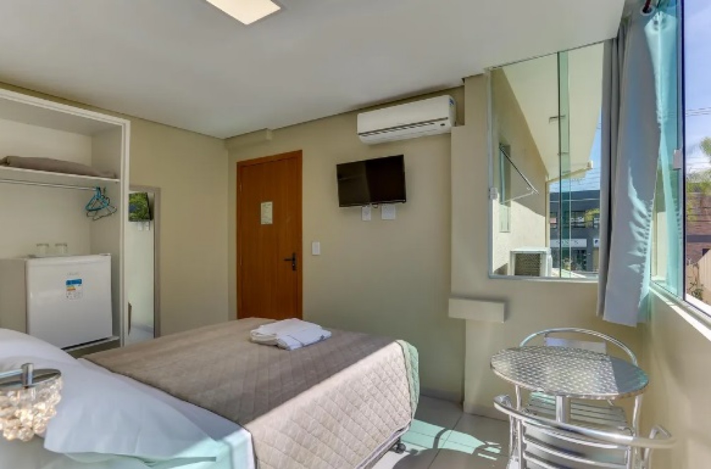 Suites con Desayuno y Piscina ( Para (02),(03) y (04) personas)
