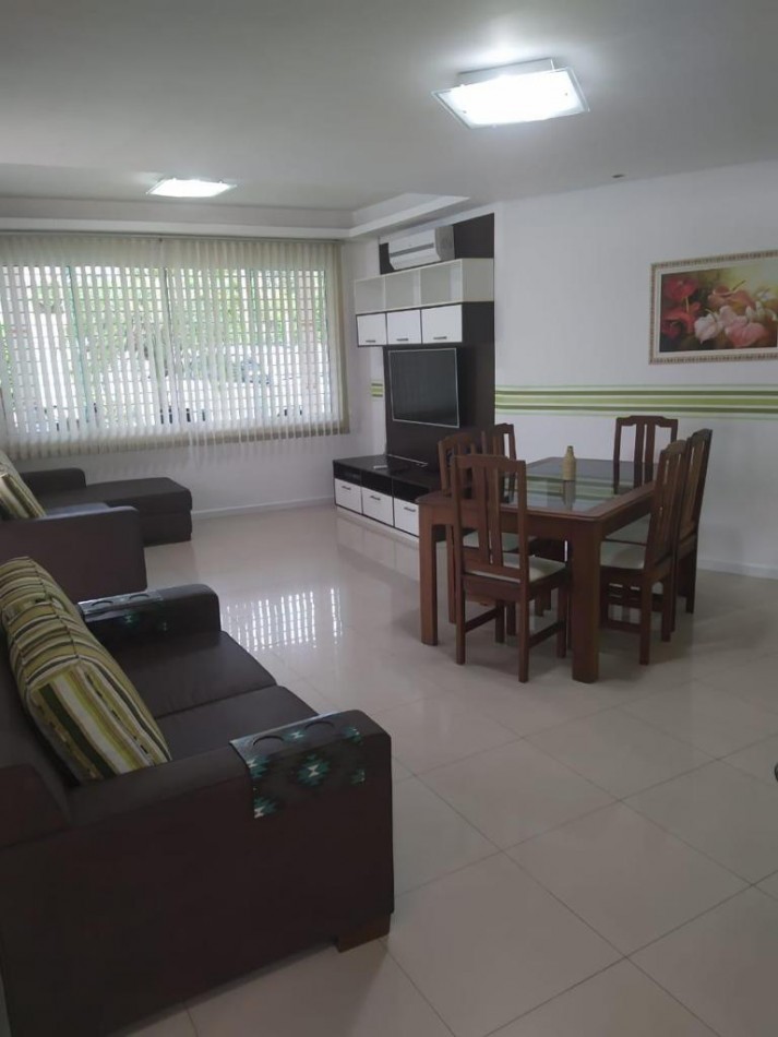 Casa con (06) dorm. en Canasvieiras 