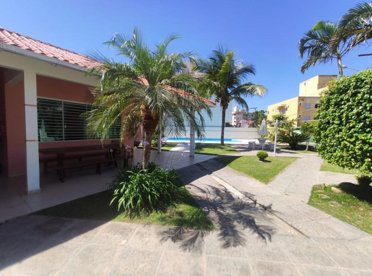 Casa con (06) dorm. en Canasvieiras 