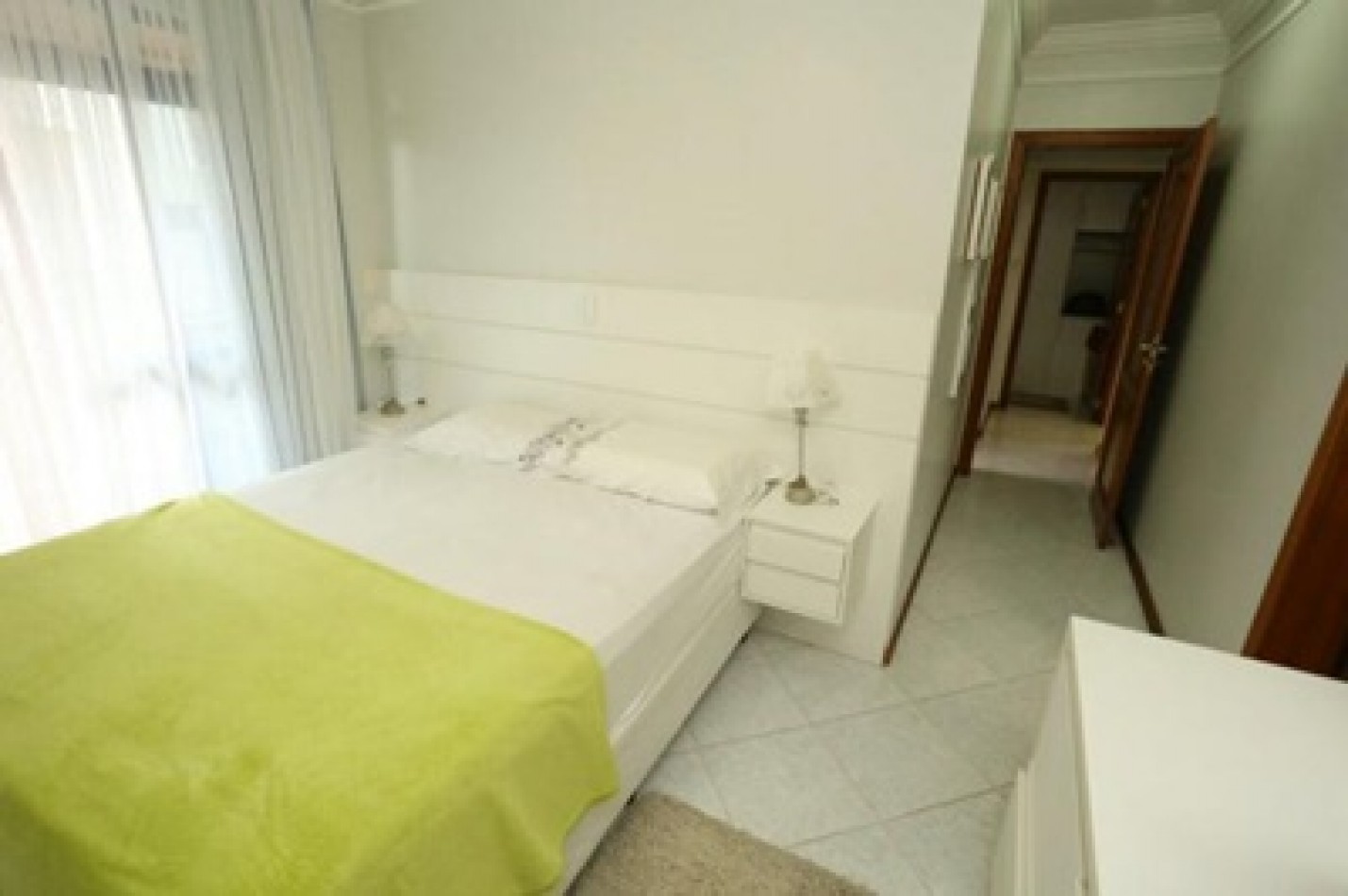 Imperdible depto (03) dorm. en Meia Praia
