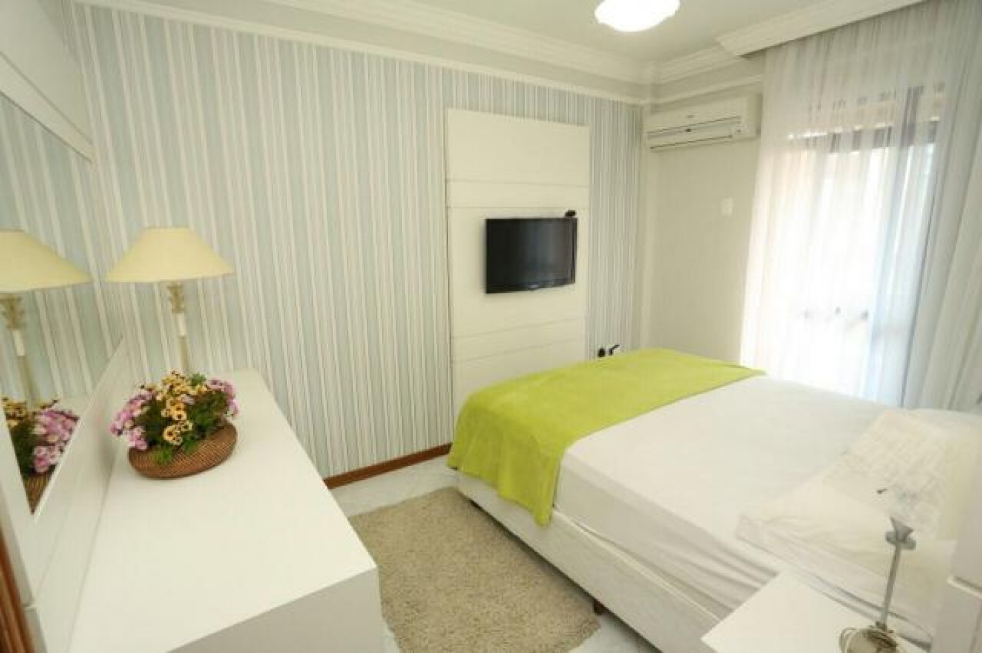 Imperdible depto (03) dorm. en Meia Praia