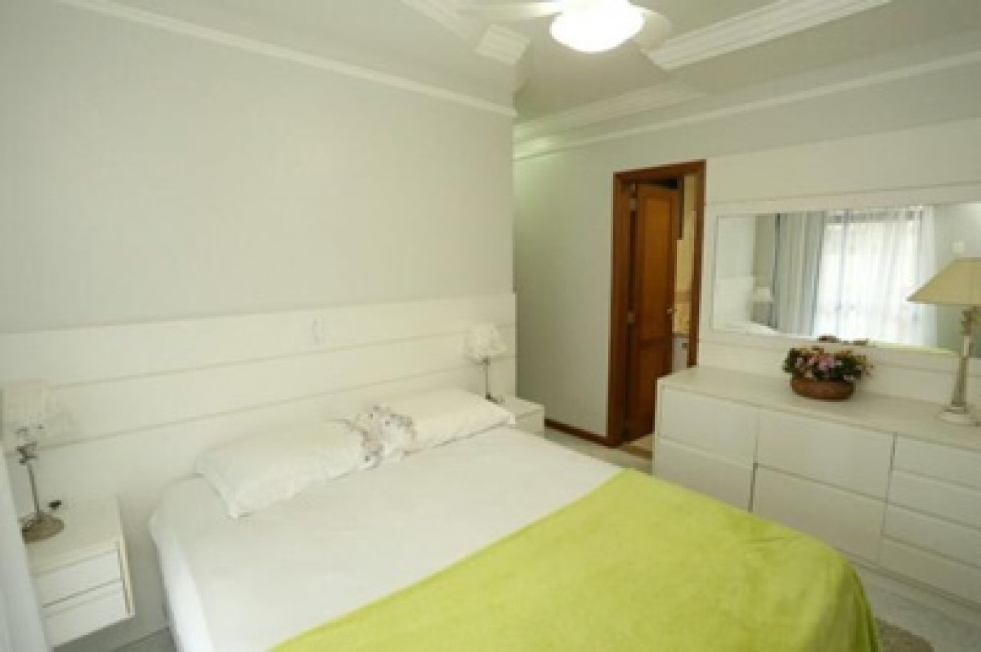 Imperdible depto (03) dorm. en Meia Praia
