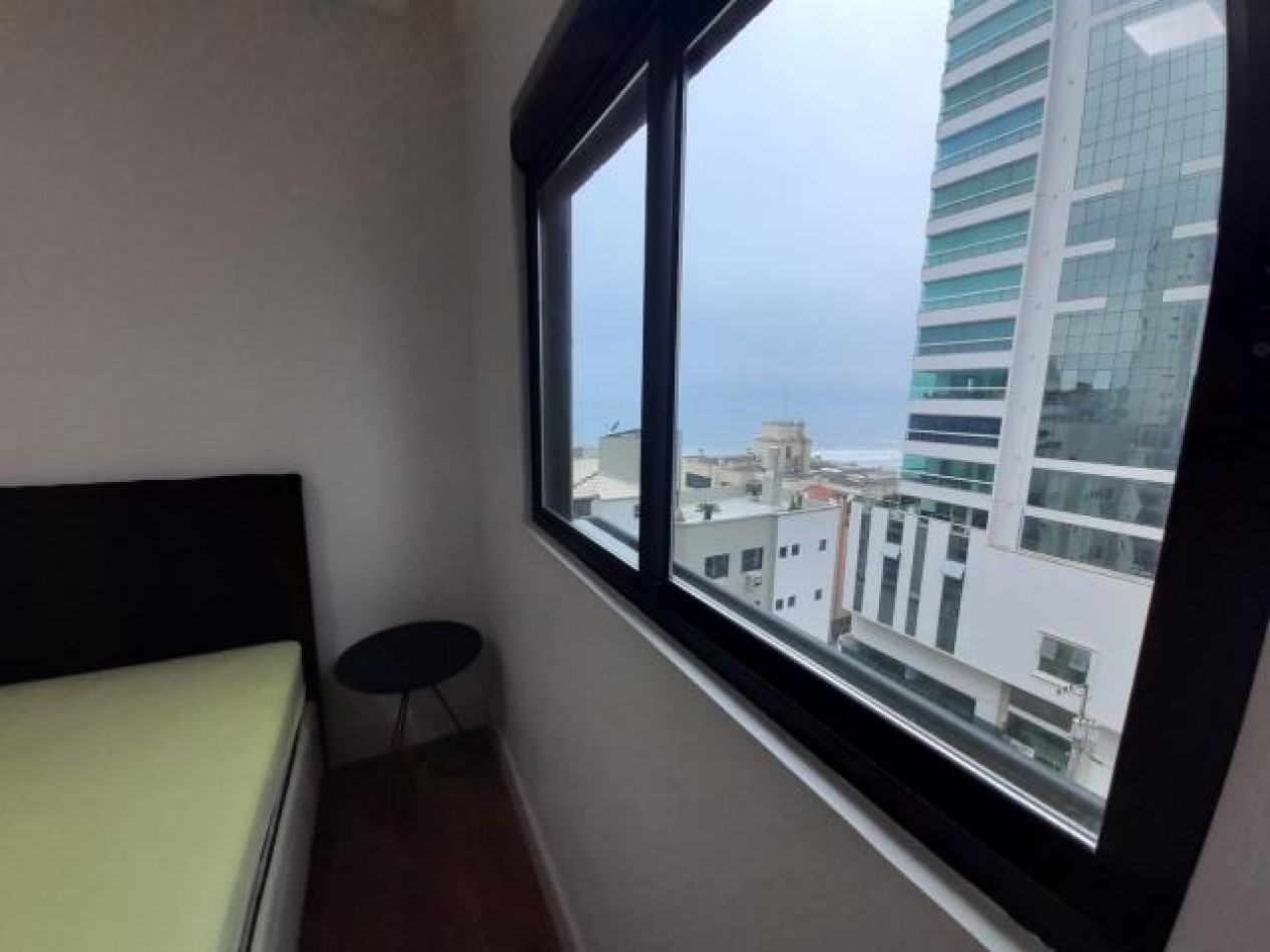 Lujoso depto (03) dorm. en Meia Praia