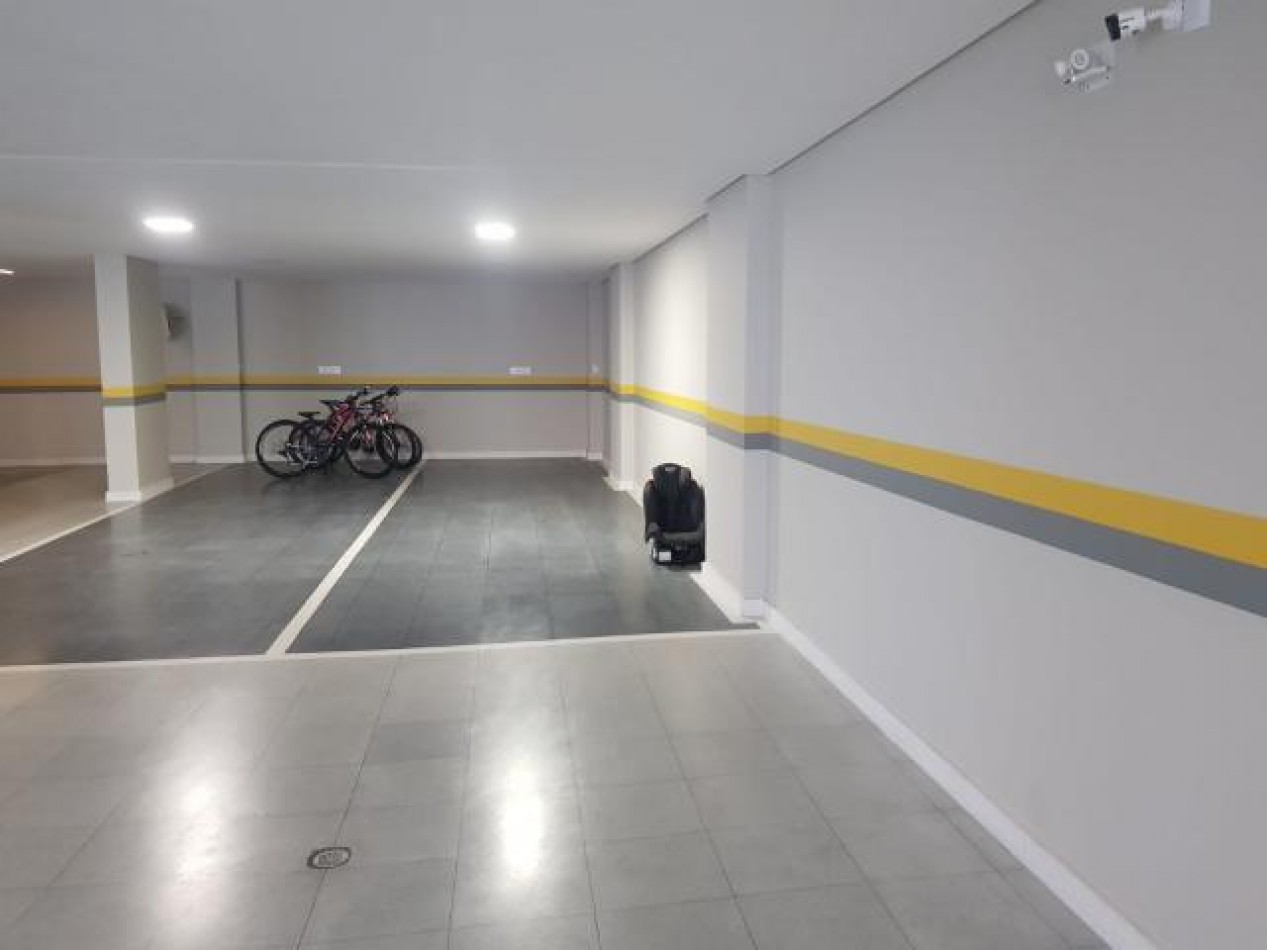 Lujoso depto (03) dorm. en Meia Praia