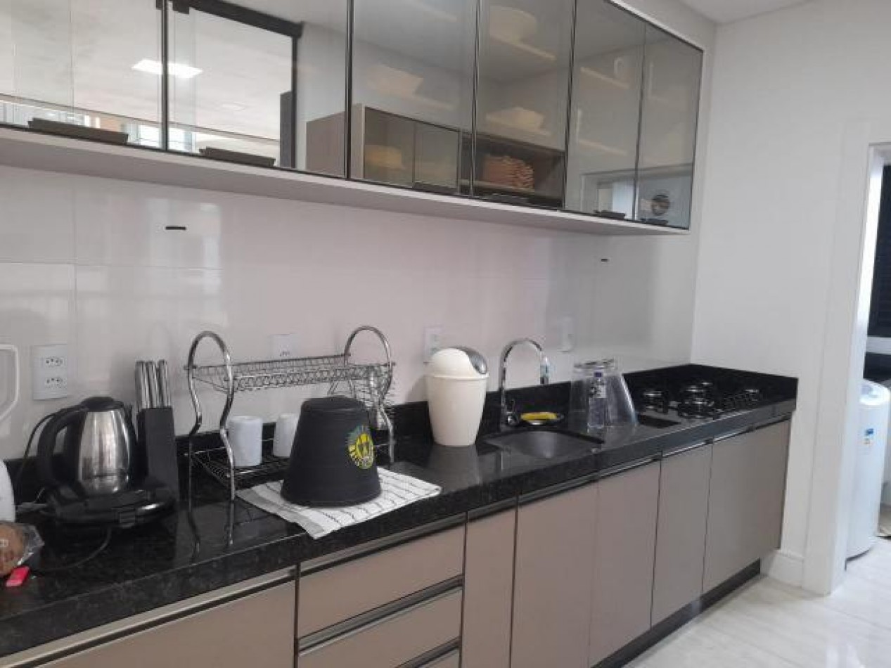 Lujoso depto (03) dorm. en Meia Praia