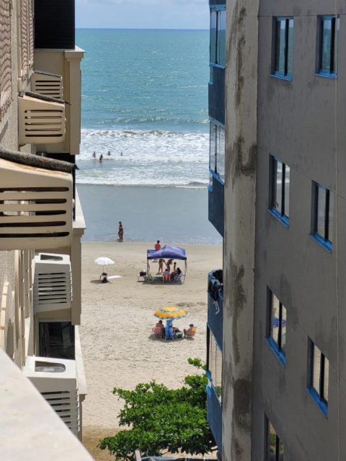 Depto (04) dorm, en Meia Praia