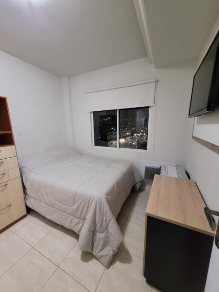 Depto (04) dorm, en Meia Praia