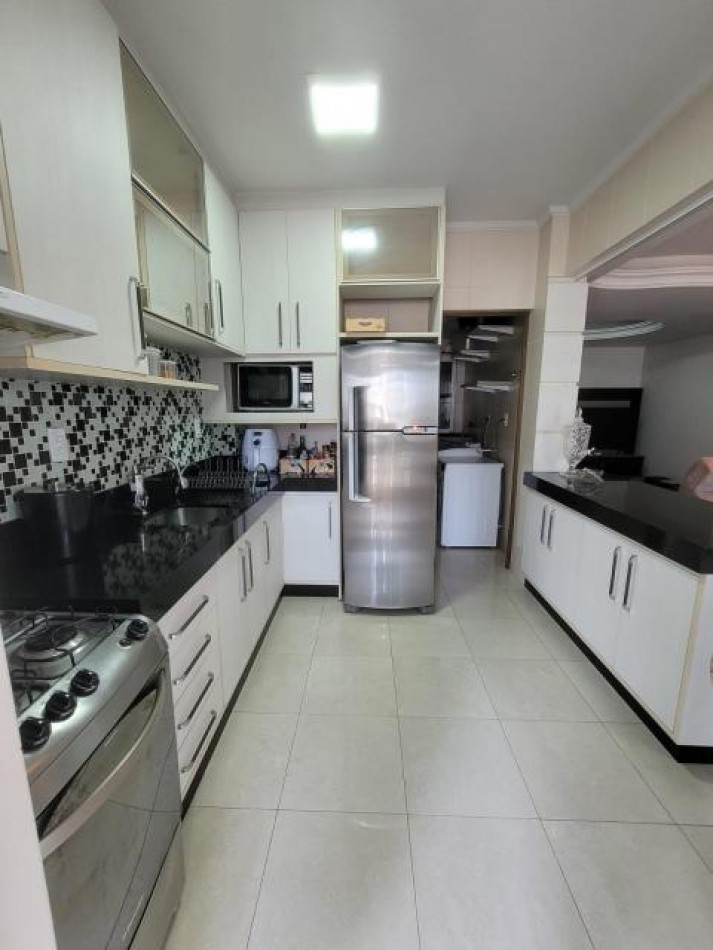 Depto (04) dorm, en Meia Praia