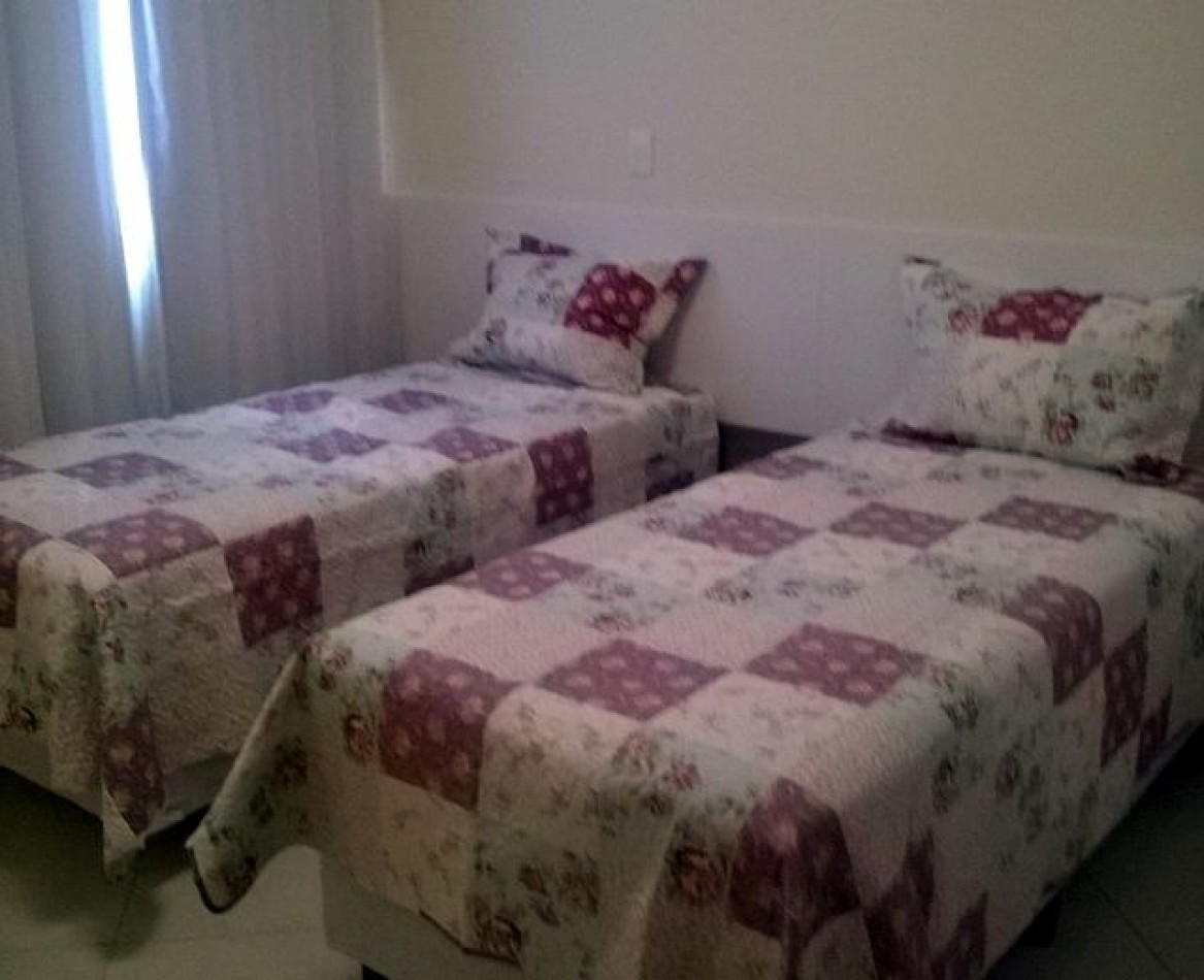 Depto (04) dorm en Meia Praia 