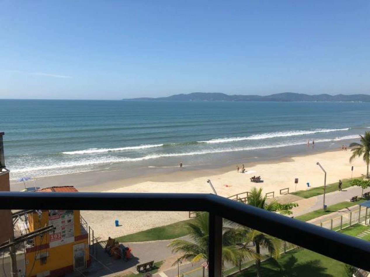 Depto (03)dorm. casi beira mar en Meia Praia 