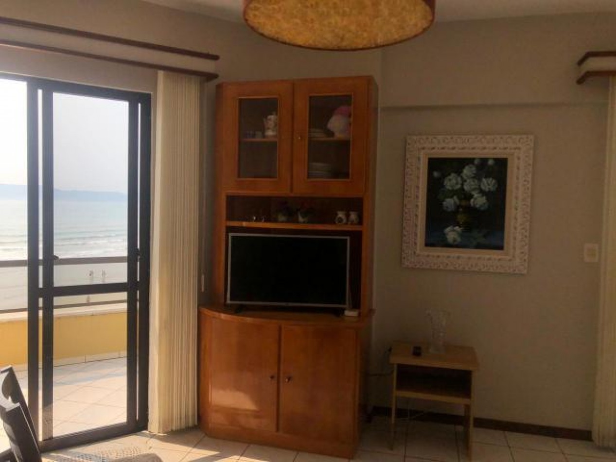Depto (03)dorm. casi beira mar en Meia Praia 
