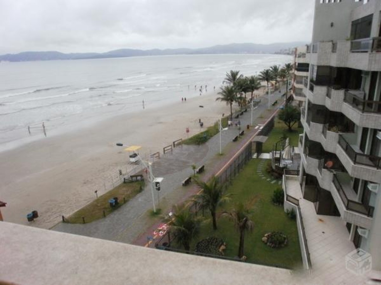 Depto (03)dorm. casi beira mar en Meia Praia 