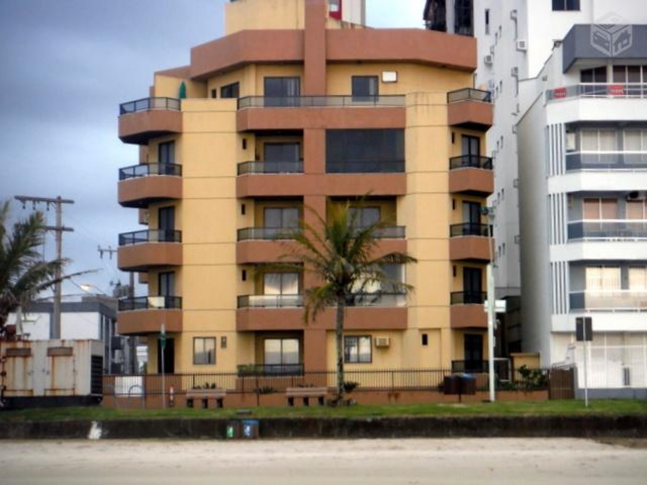 Depto (03)dorm. casi beira mar en Meia Praia 
