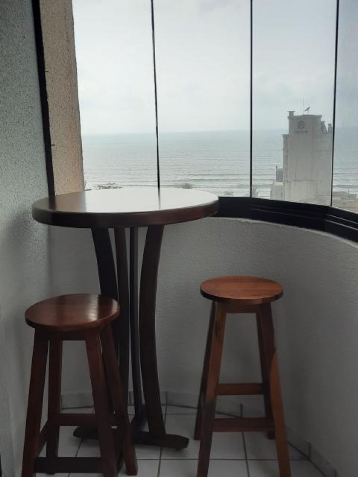 Depto (03) dorm. Exclusivo con vista al mar en Meia Praia