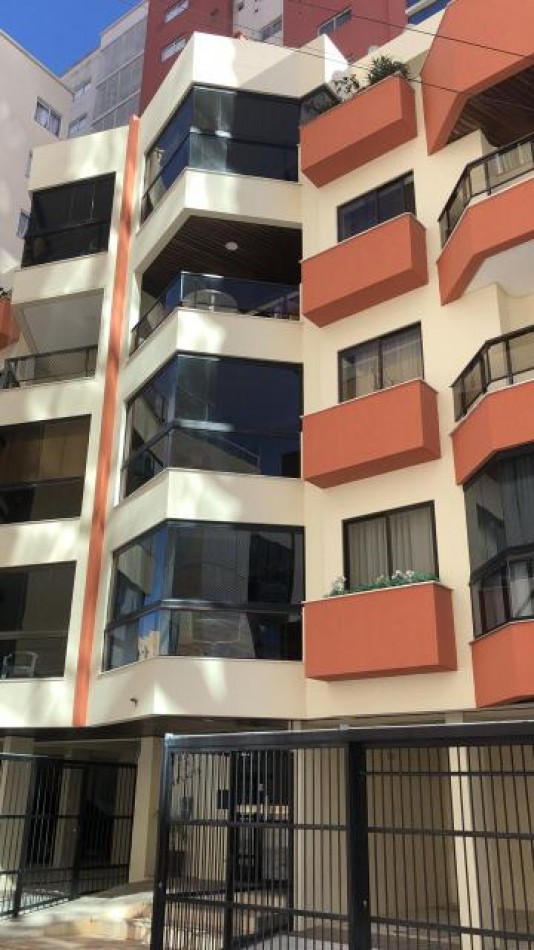 Depto (04) dorm. Espectacular en Meia Praia