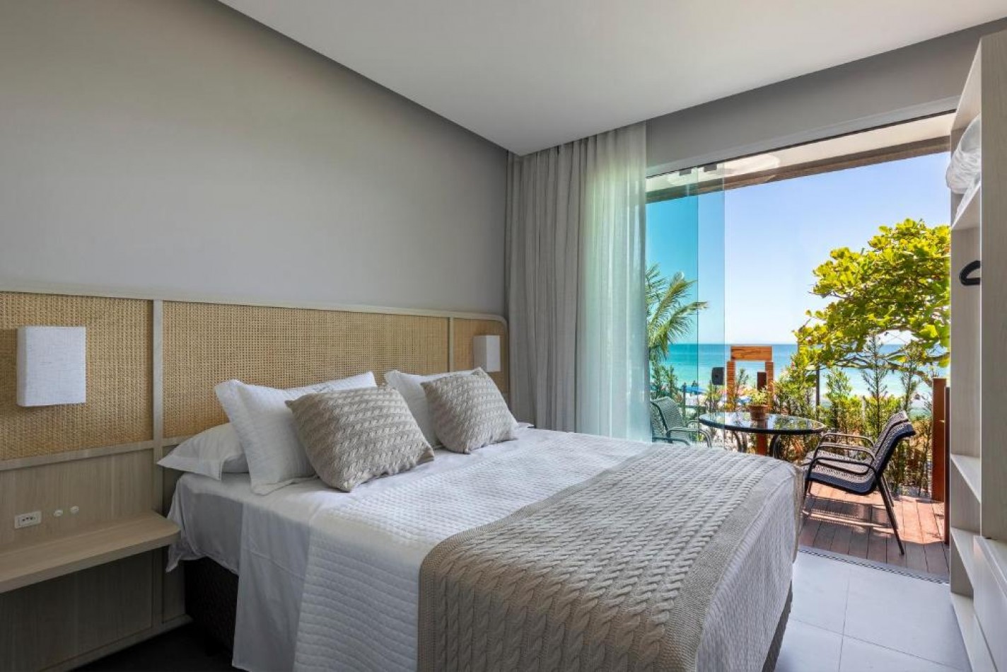 DEPTO DOS (02) DORMITORIOS, en Pousada Frente al Mar, con Desayuno.