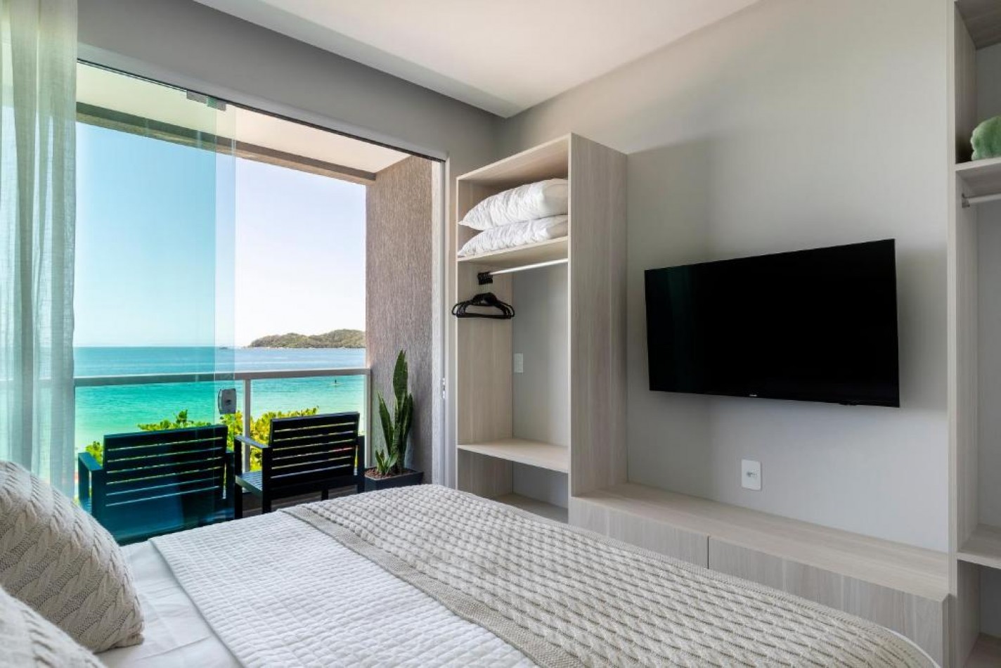 DEPTO DOS (02) DORMITORIOS, en Pousada Frente al Mar, con Desayuno.