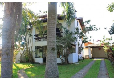 Casa Tres (03) Dormitorios en Condominio